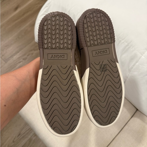 NIB DKNY Women's Bradley Logo Platform Lace Up Sneaker Size 8 - Picture 4 of 5